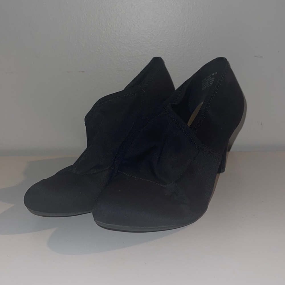 black bandolino heels